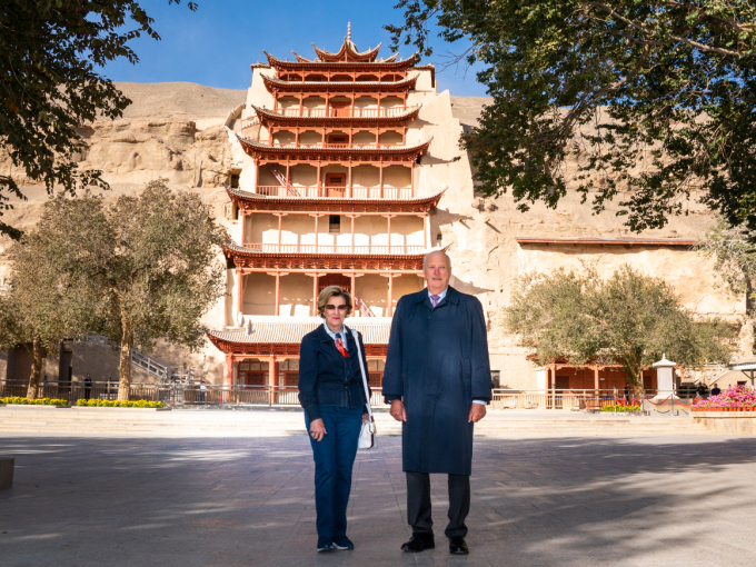 Their Majesties visit the Mogao Caves. Photo: Heiko Junge, NTB scanpix